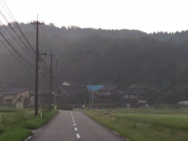 青い屋根が(有)津田産業本社工場の目印